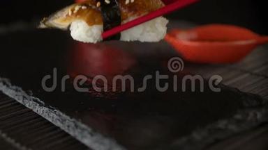 用红筷子吃寿司卷